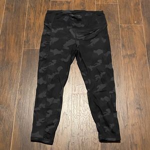 Cropped Black Camo leggings women’s size XL